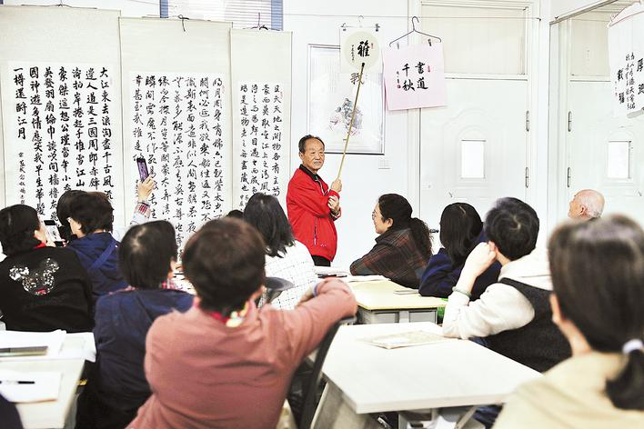 周启文在课堂上点评学生作品。